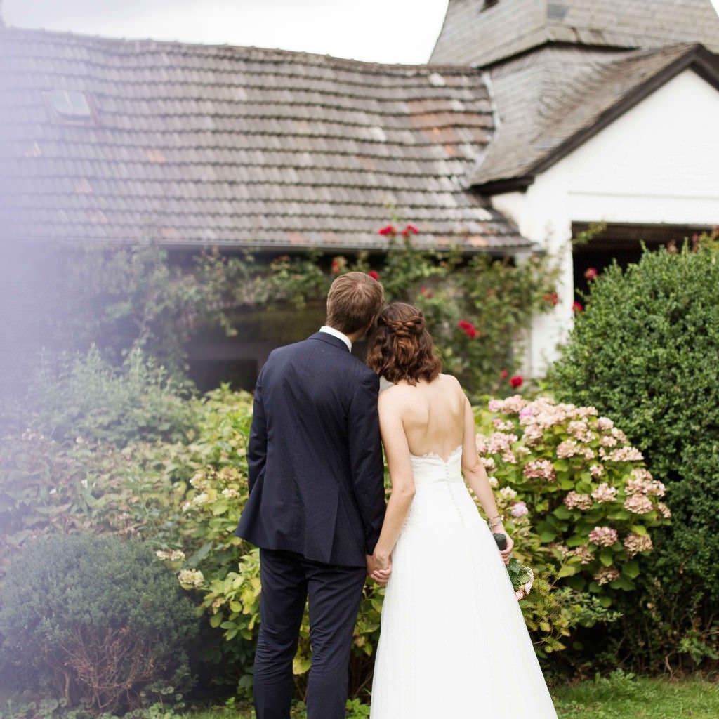 Outdoor Paarfoto vom Brautpaar bei ihrer Traumhochzeit auf Schloss Meierhof.