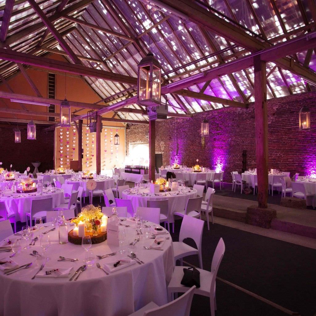 Innenansicht mit gedeckten Hochzeitstischen in der Hochzeitslocation Schloss Meierhof in Düsseldorf.