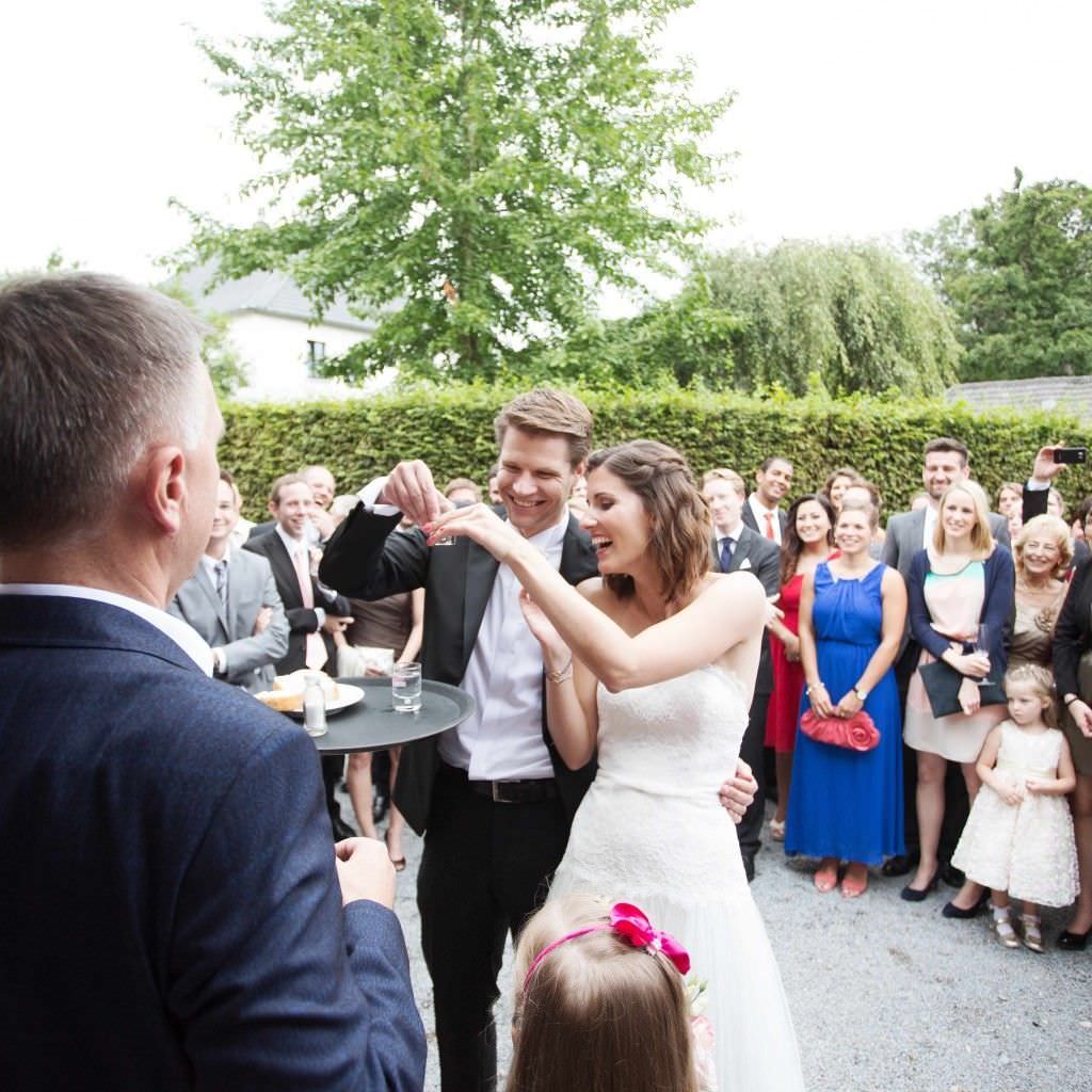 Empfang des Brautpaares bei ihrer Traumhochzeit auf Schloss Meierhof.