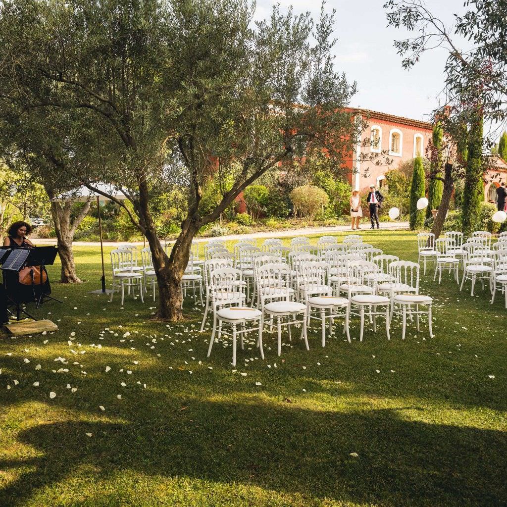 Trauung im Garten bei einer traumhaften Hochzeit in Nizza.