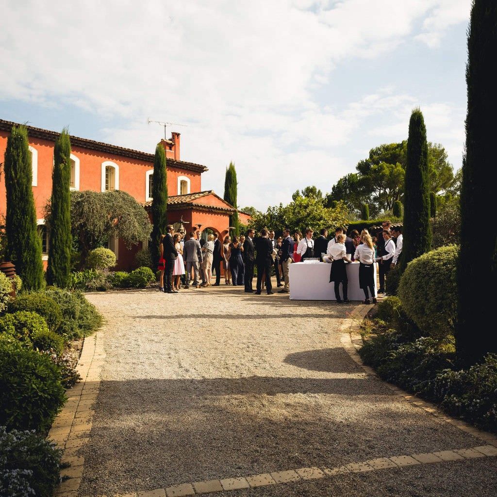 Gäste bei einer Hochzeit in Nizza stehen vor der Location Bastide de Castellaras Mouans Sartoux