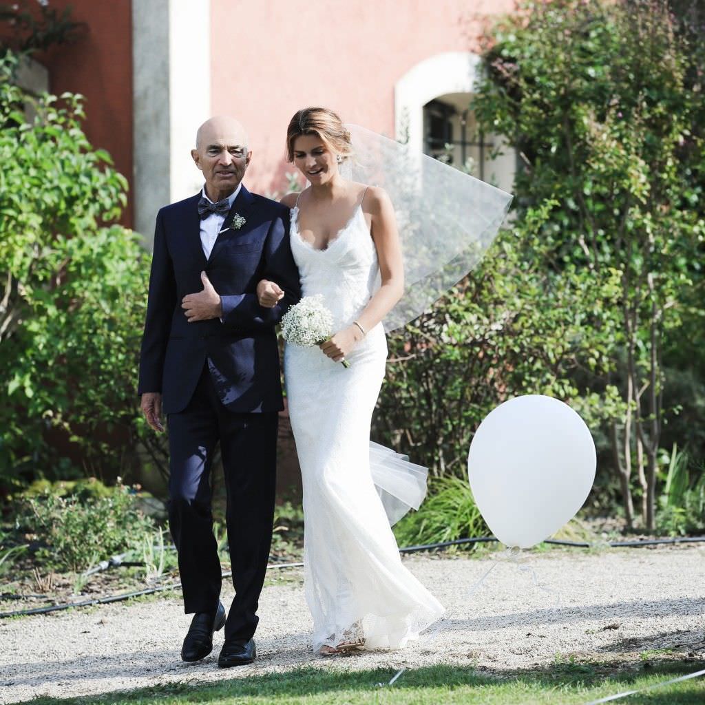 Brautvater und Braut auf dem Weg zur Trauung bei einer Hochzeit in Nizza im Bastide de Castellaras Mouans Sartoux