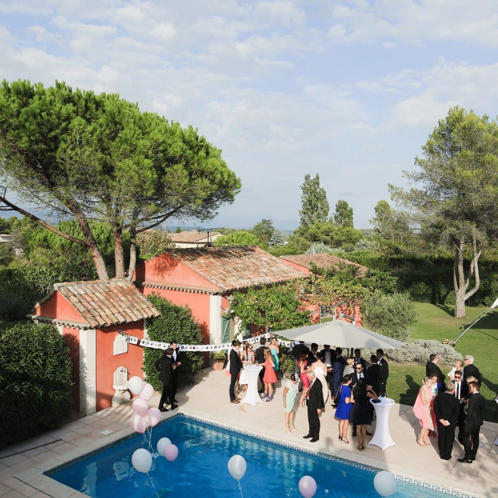 Gäste beim Sektempfang einer Hochzeit in Nizza in der Location Bastide de Castellaras Mouans Sartoux