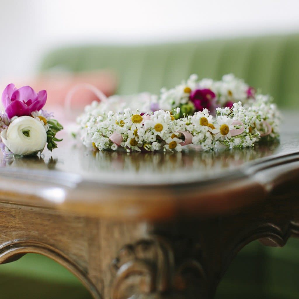 Blumenkranz mit Schleierkraut und Margeriten für die Braut