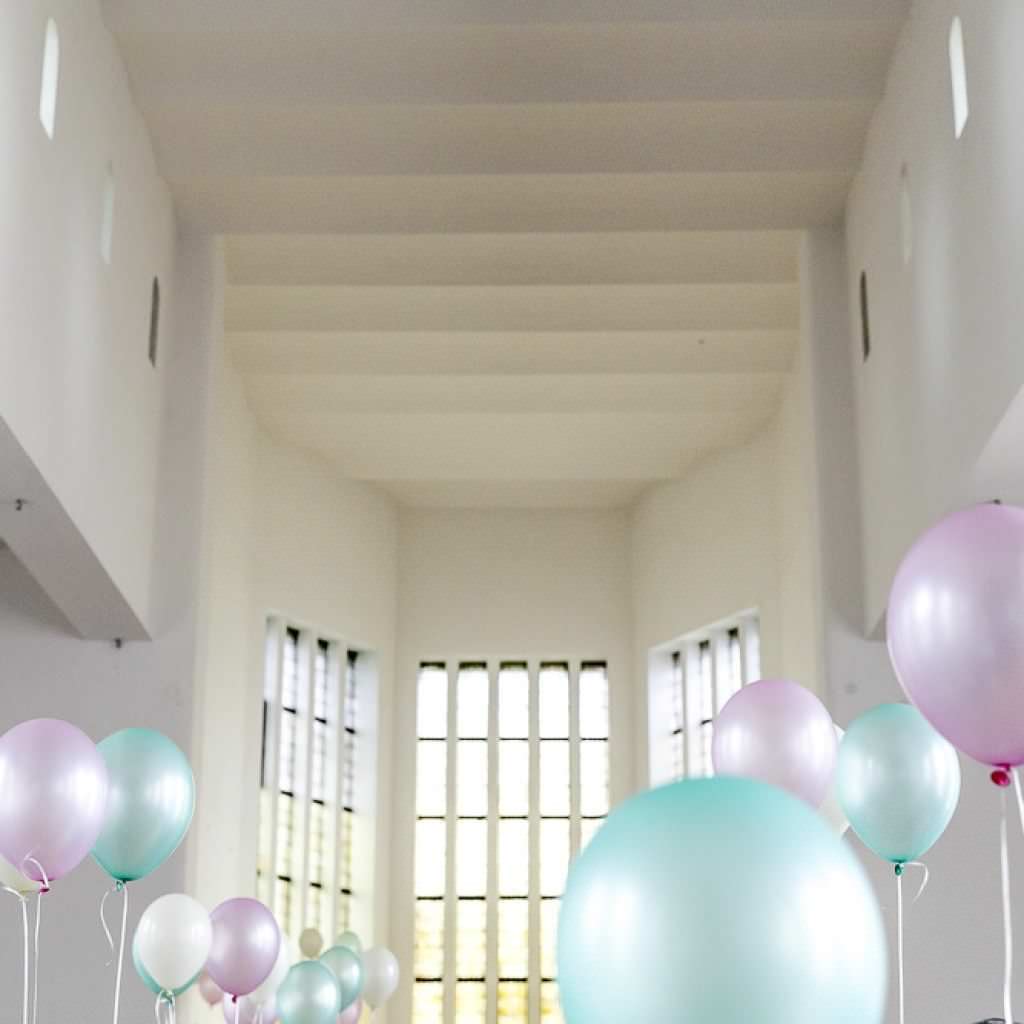 Luftballon Dekoration für die kirchliche Trauung.