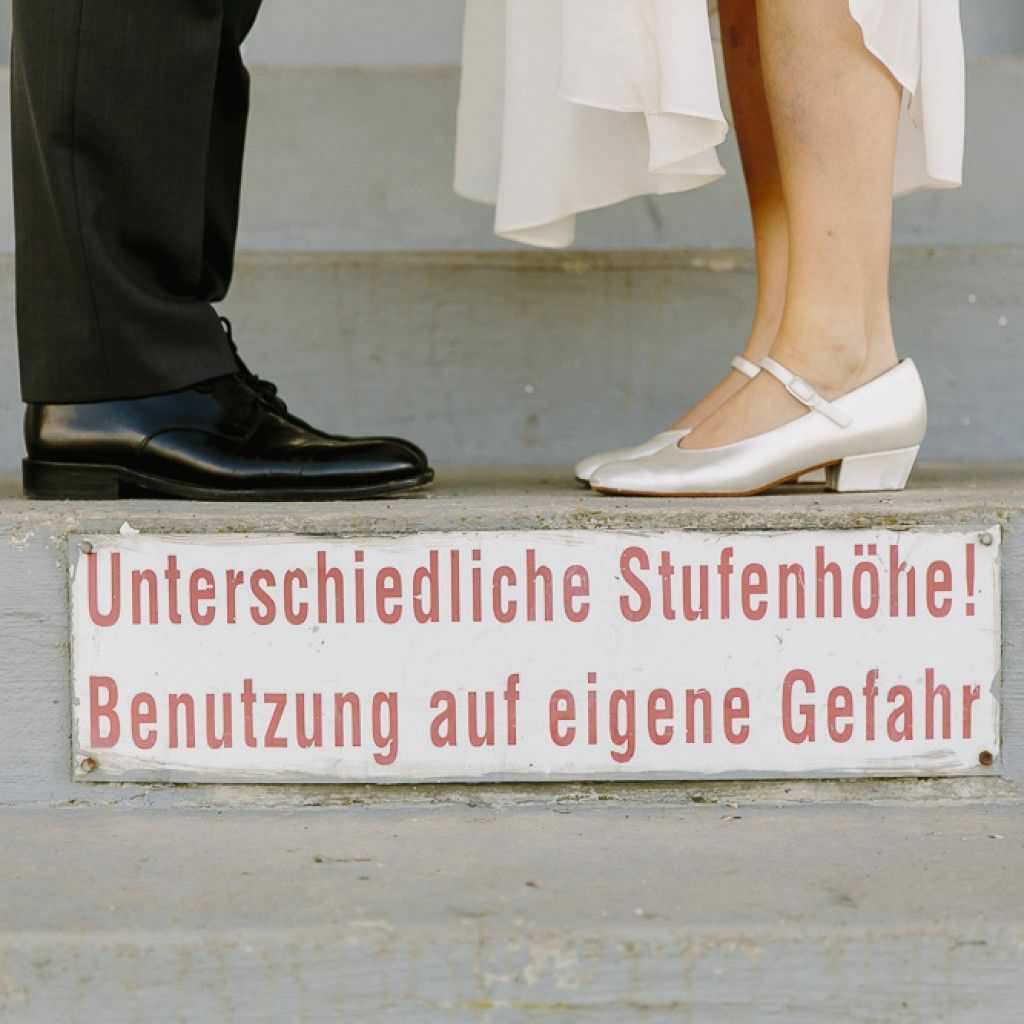 Originelles Hochzeitsfoto von den Füßen des Brautpaares
