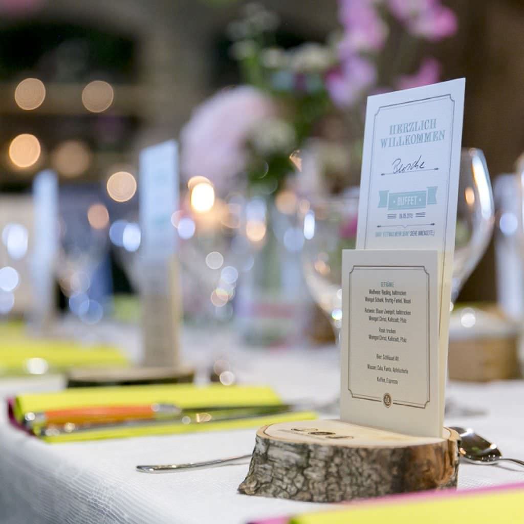 Liebevoll ausgearbeitete Papeterie von Schriftstuecke für eine Scheunenhochzeit in Düsseldorf