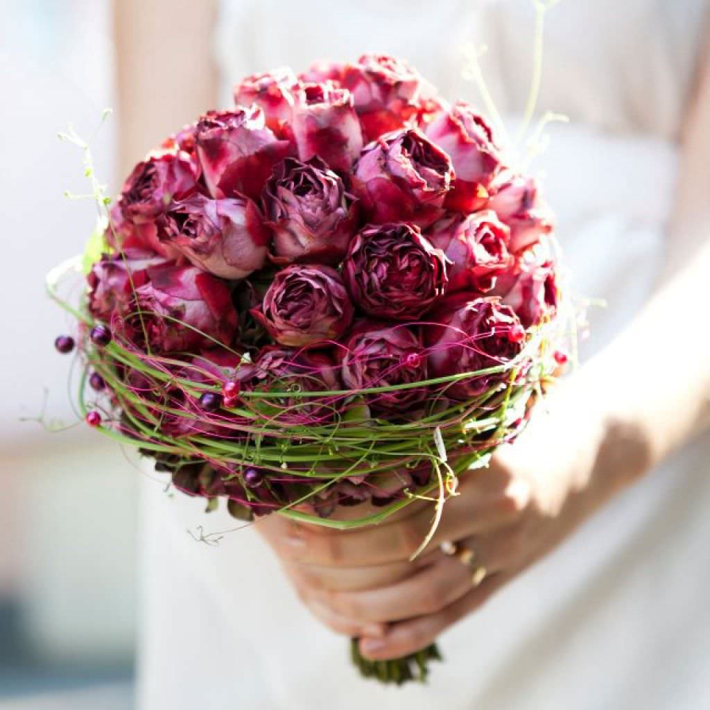 Brautstrauß aus beerenfarbenen Rosen.