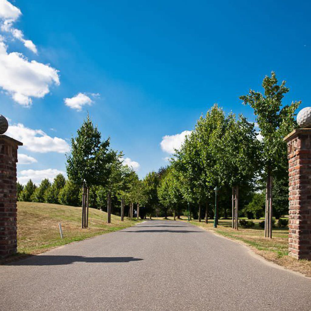 Einfahrt zur Hochzeitslocation Röttgenhof im Golfclub Meerbusch.