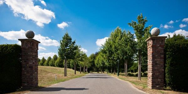 Einfahrt zur Hochzeitslocation Röttgenhof im Golfclub Meerbusch.