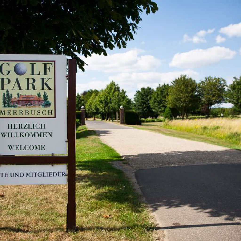 Willkommensschild vom Golfpark Meerbusch kurz vorm Eingang.