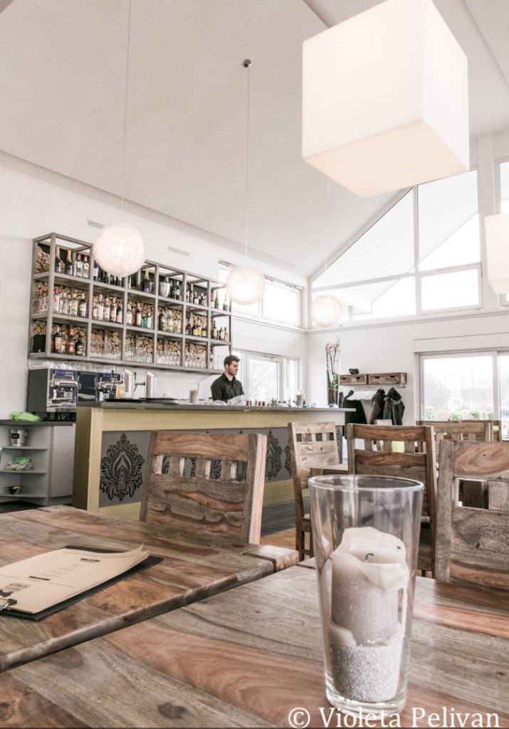 Innenansicht mit Tischen und Bar der Hochzeitslocation Restaurant Trüffelschwein in Hilden, NRW