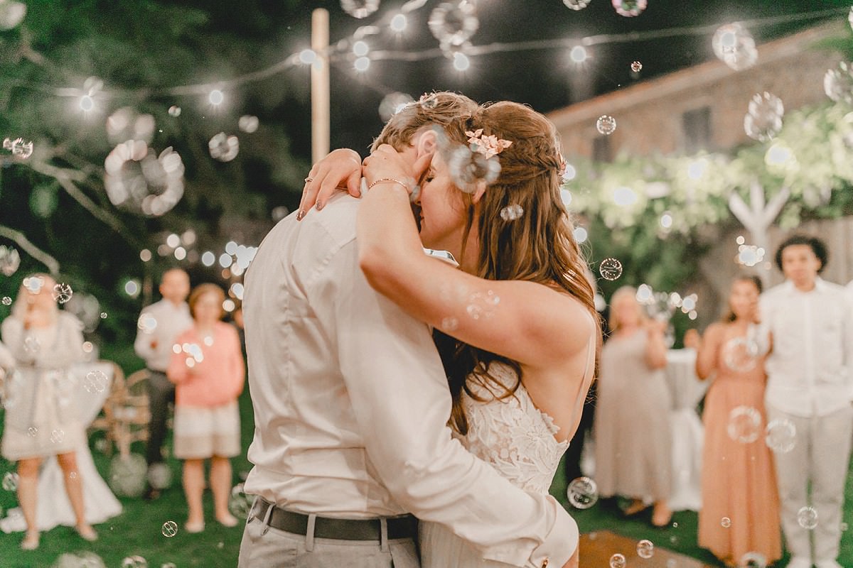 Inniges Brautpaar während des Hochzeitstanzes