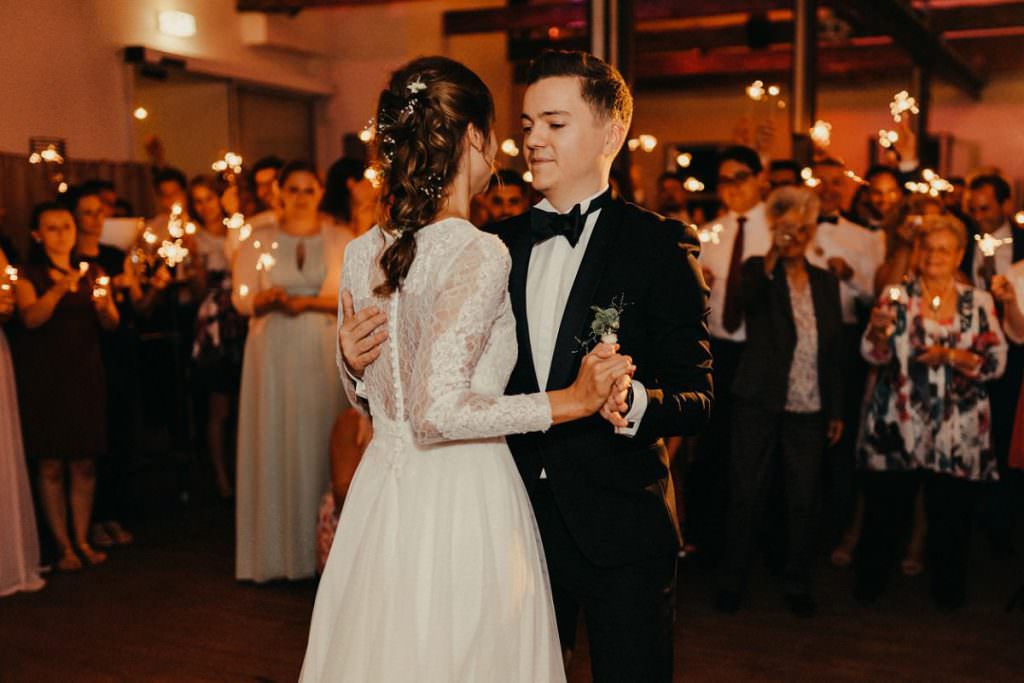 ein Brautpaar tanzt Walzer als Eröffnungstanz bei der Hochzeit