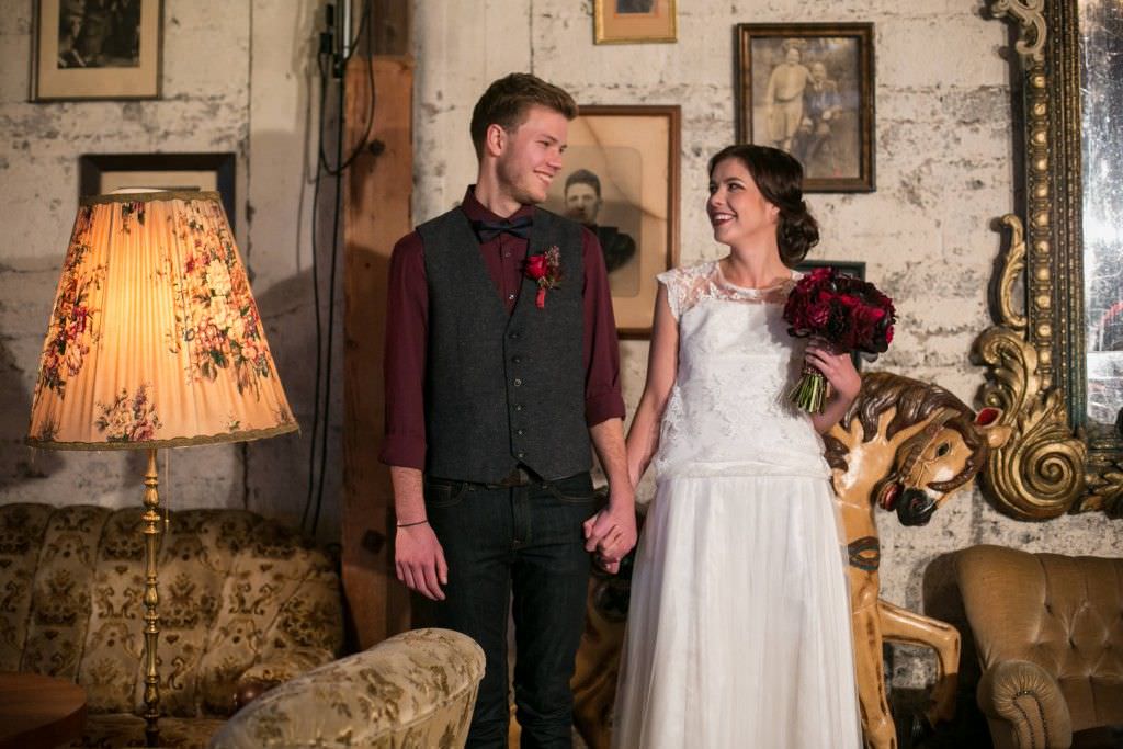 Brautpaar einer Boho Hochzeit im Gare du Neuss