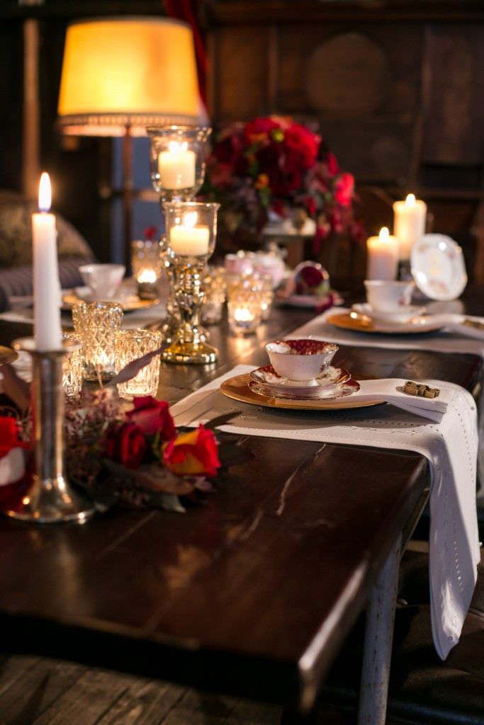 Hochzeitstischdeko mit Vintage Porzellan und Tischläufer aus Spitze