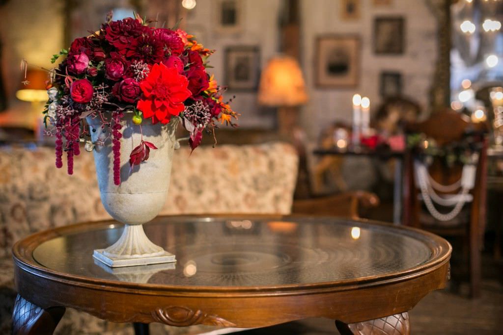 Rote Hochzeitsblumen in einem Vintage Gefäß