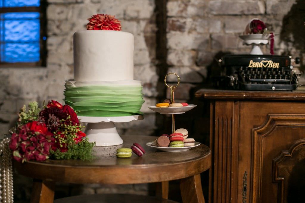 Hochzeitstorte in Weiß und Grün mit Blumen Cake Topper