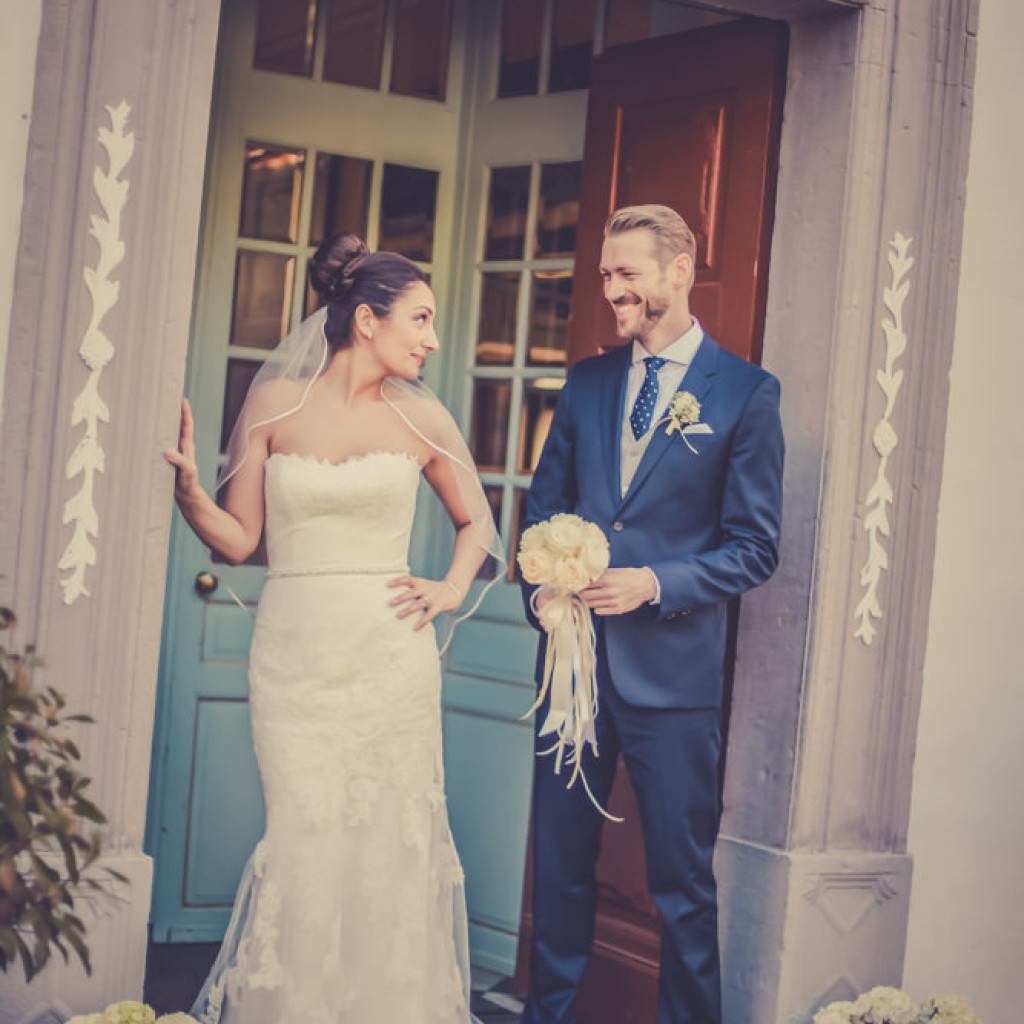 Traumhochzeit auf Schloss Auel: Paarfoto von Braut und Bräutigam