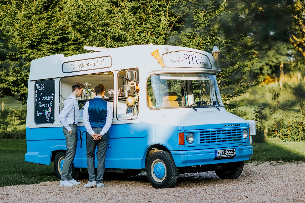blauer Mein Eis Eiswagen als Food Truck bei einer Outdoor Hochzeit