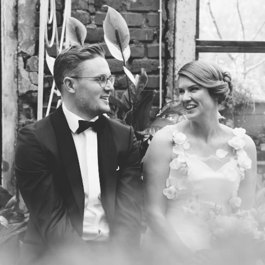 Hochzeitsfoto von Braut und Bräutigam in schwarz-weiss