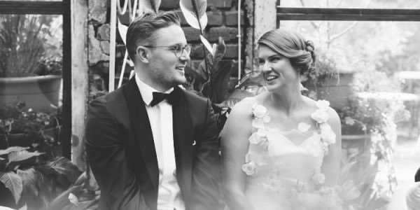 Hochzeitsfoto von Braut und Bräutigam in schwarz-weiss