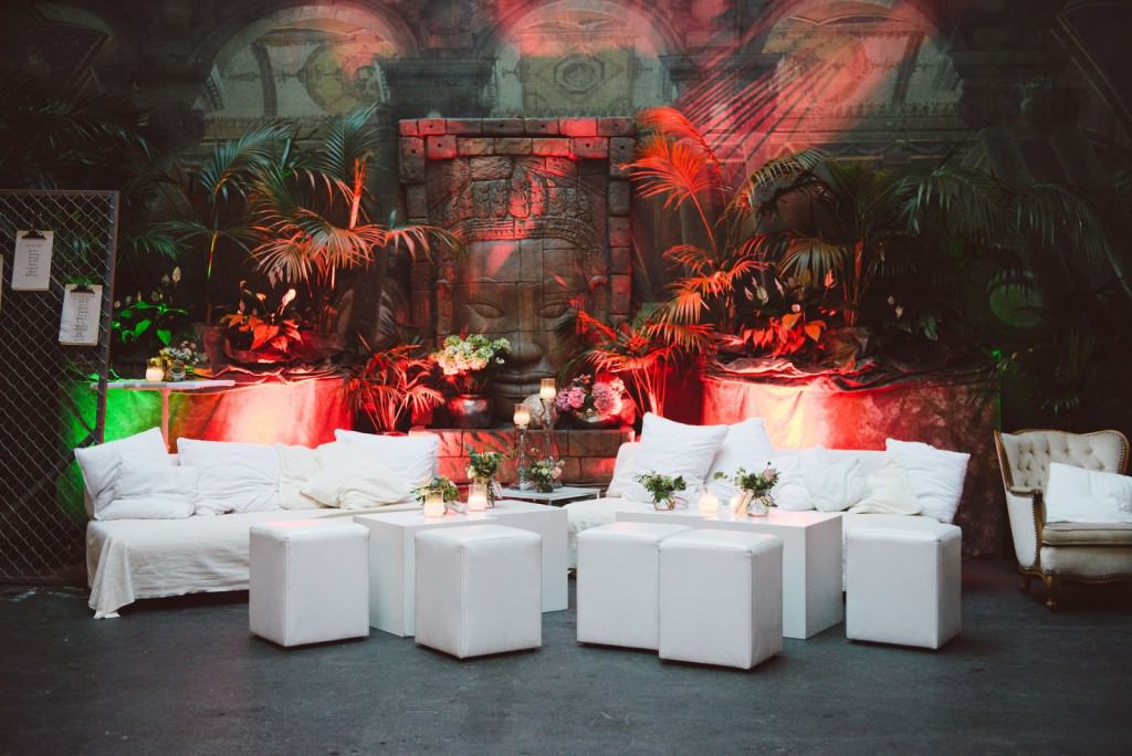 Hochzeit Set Jet Halle Düsseldorf: Lounge Ecke mit stylischen weißen Möbeln