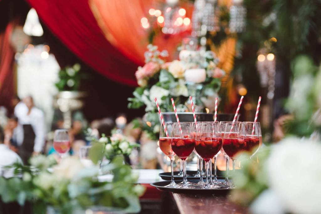 Hochzeitsfeier in der Set Jet Halle Düsseldorf mit fruchtigen Drinks