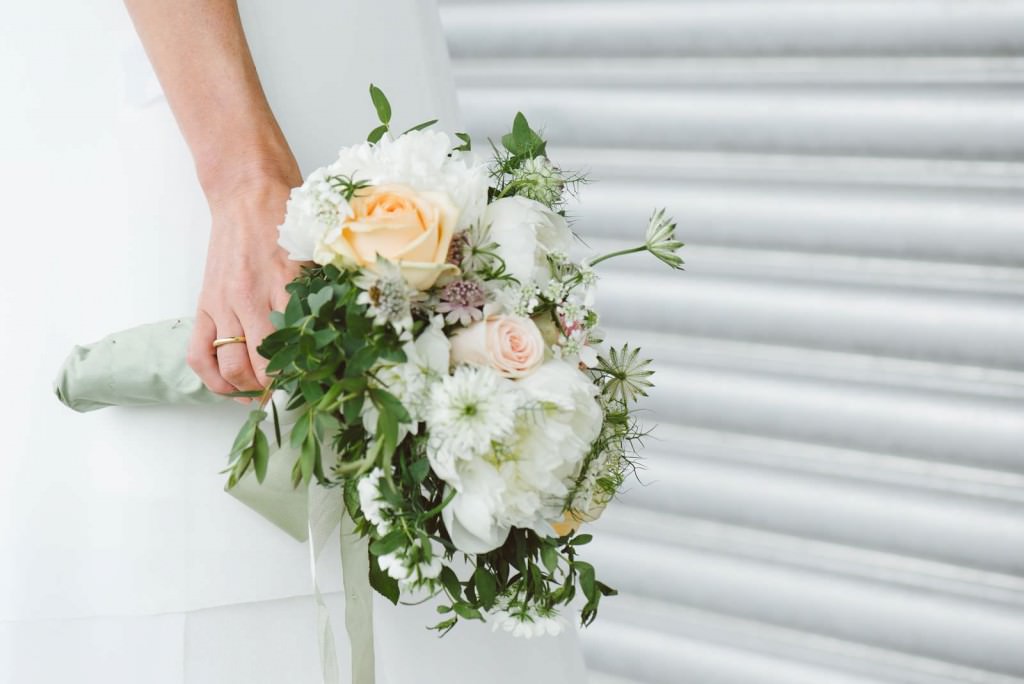 Heller Brautstrauß in Weiß, Rosa und Apricot mit Rosen und Pfingstrosen