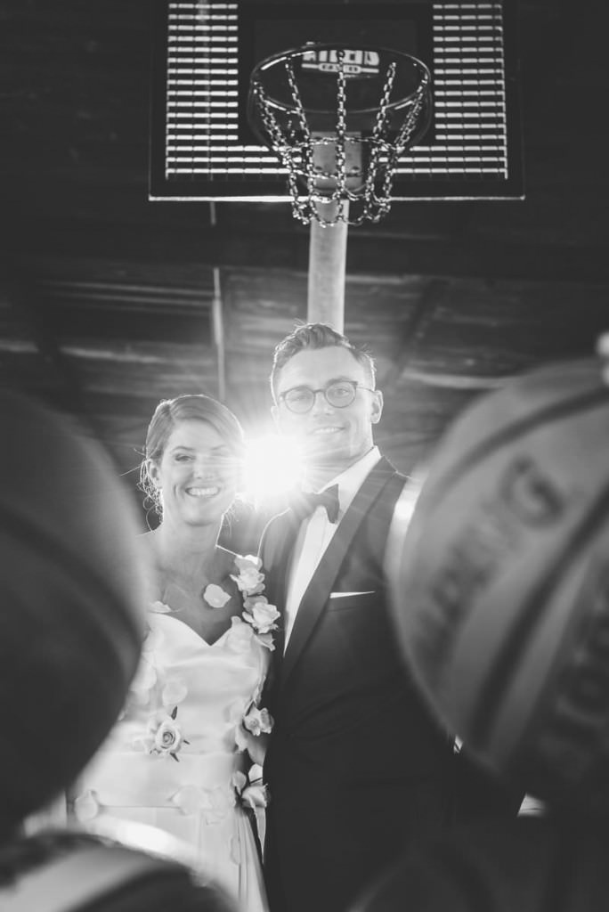 Kreatives Hochzeitsfoto mit Basketbällen