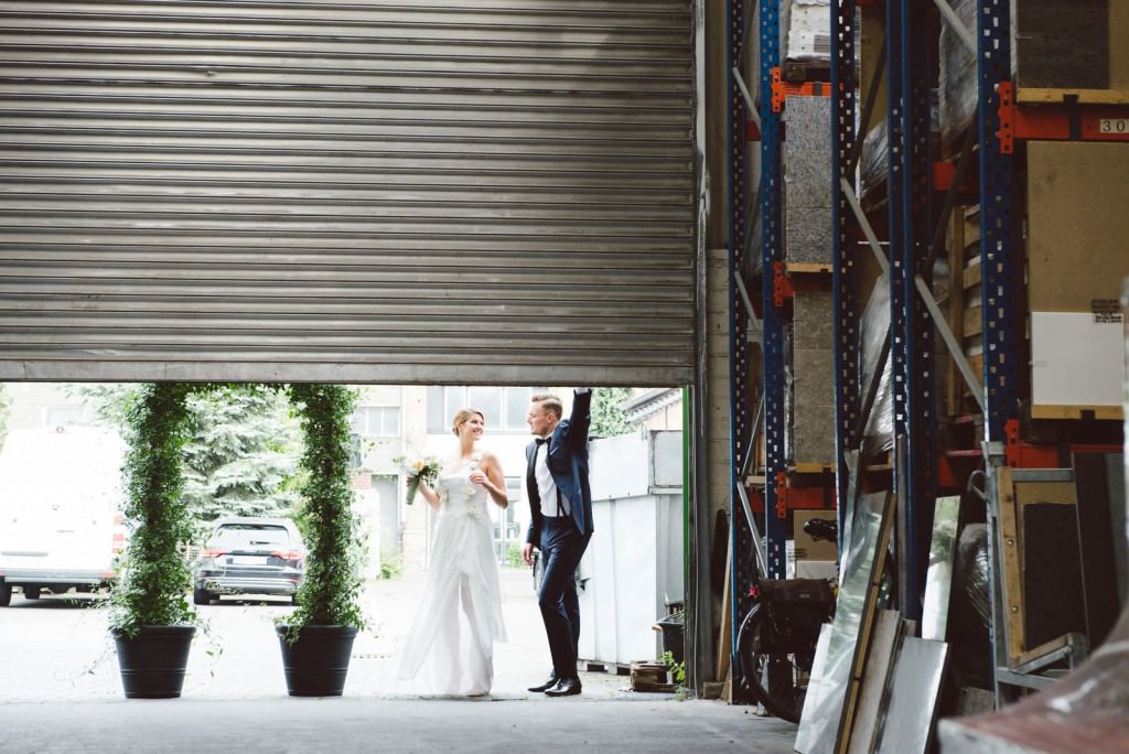 Cooles Hochzeitsfoto unter einem Garagentor