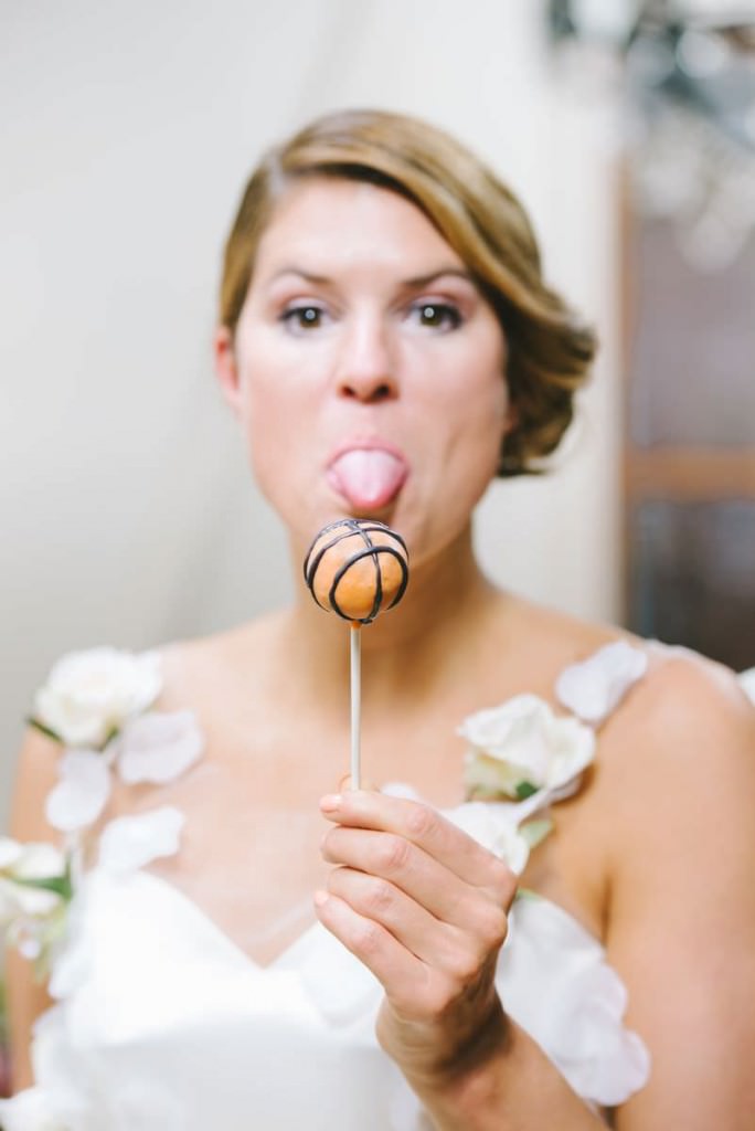 Lustiges Brautfoto mit Cake Pop