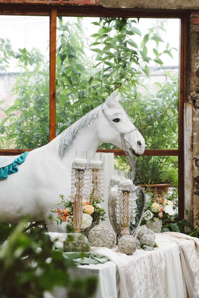 Hochzeit Set Jet Halle Düsseldorf: Kreative Hochzeitsdeko mit Pferdefigur