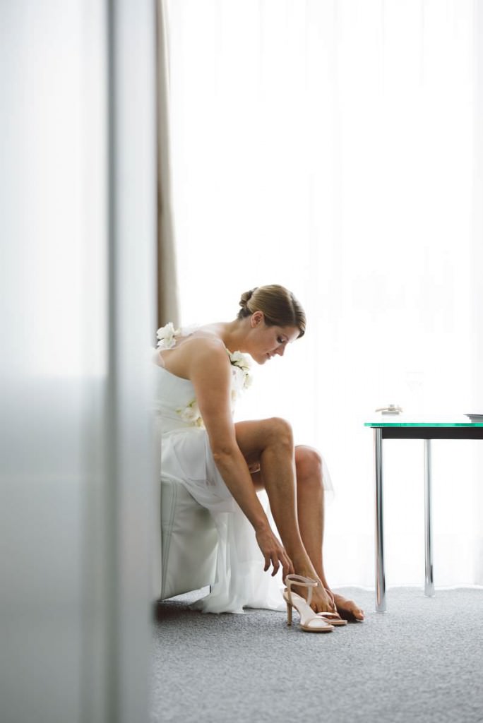 Hochzeitsfoto Getting Ready: Die Braut zieht ihre Schuhe an