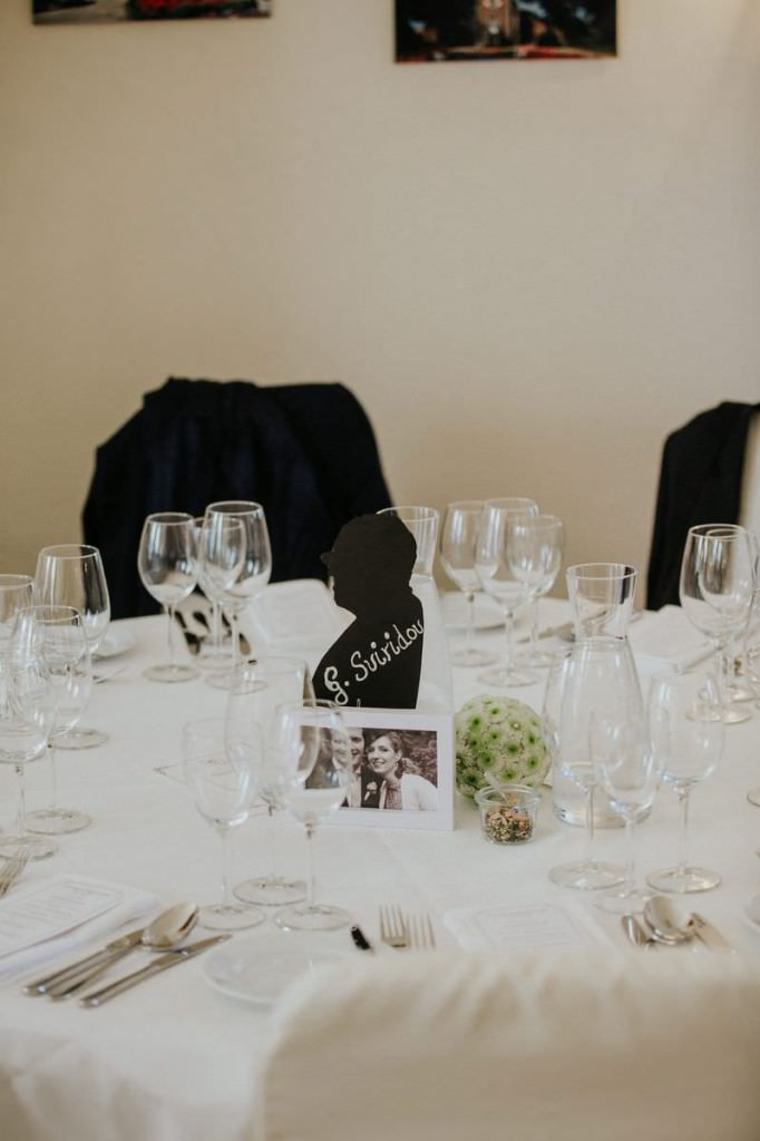 Hochzeit Schloss Hertefeld: Festlich gedeckter Hochzeitstisch