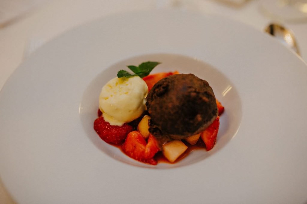 Hochzeit Schloss Hertefeld: Dessert mit Eis und Früchten