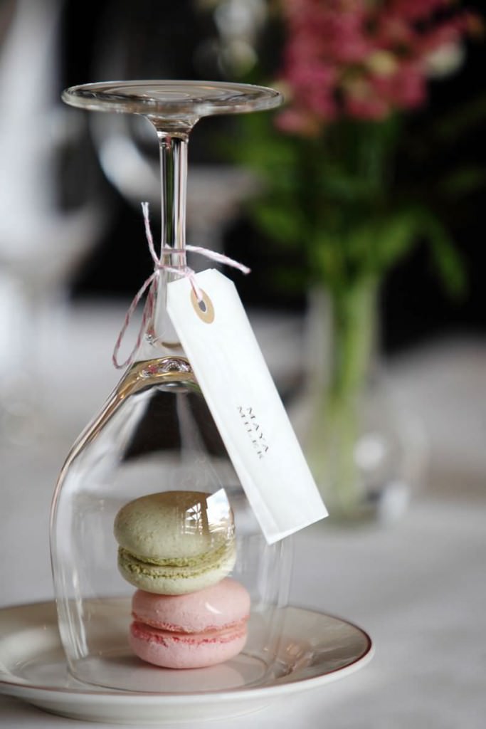 Hochzeit Gut Dyckhof: Tischdeko mit Macarons