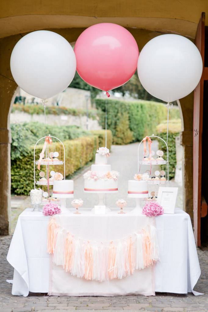 Sweet Candy Table bei einer Hochzeit in Weiß, Rosa und Pfirsich