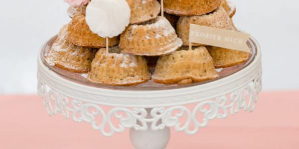 Sweet Candy Table Hochzeit: Tortenplatte mit Mini Gugelhupf