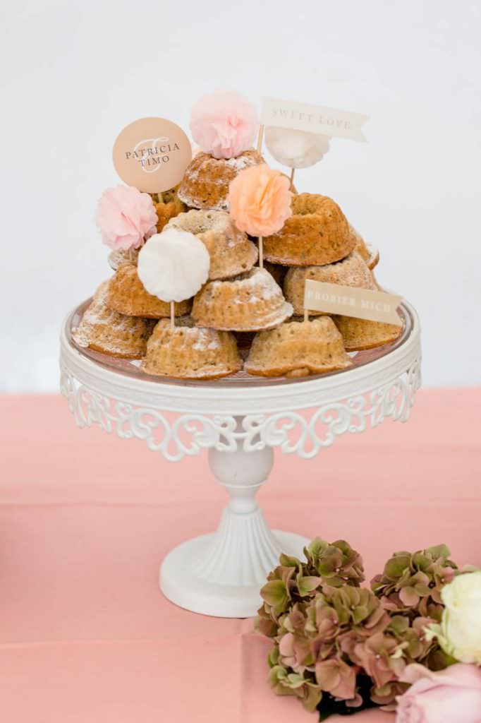 Sweet Candy Table Hochzeit: Tortenplatte mit Mini Gugelhupf