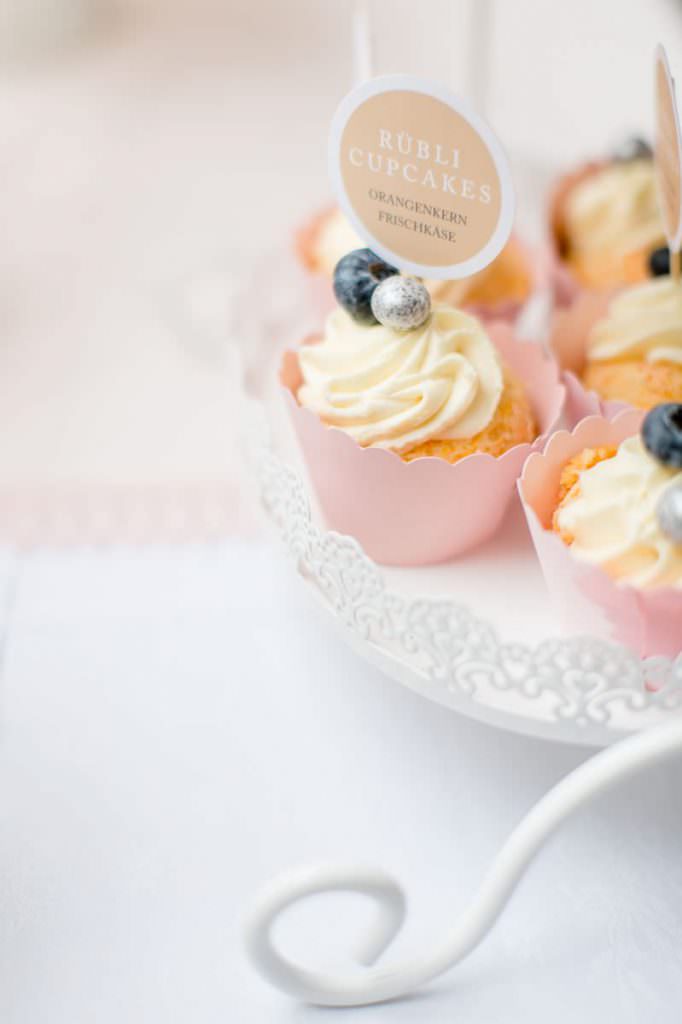 Cupcakes mit Creme auf dem Sweet Candy Table einer Hochzeit