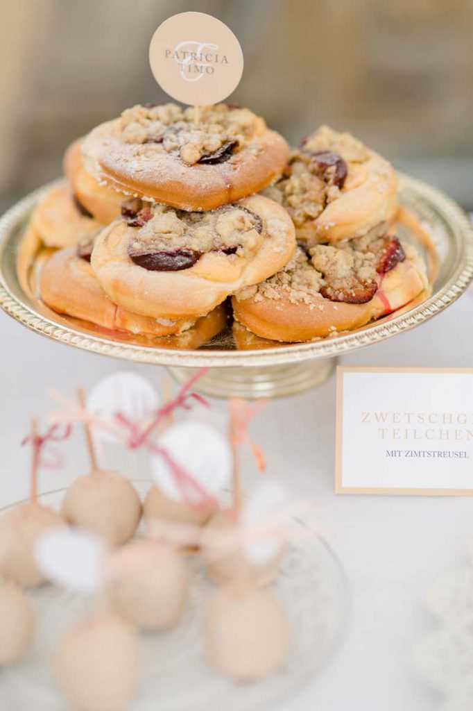 Sweet Candy Table Hochzeit mit Zwetschgen Teilchen