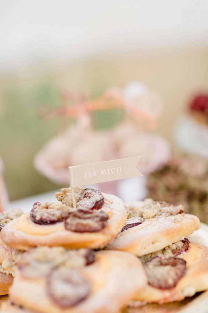 Kleine Zwetschgen Teilchen auf dem Sweet Candy Table einer Hochzeit