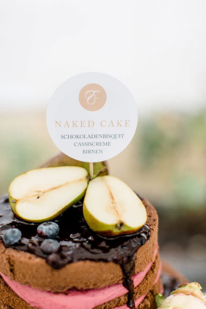 Naked Cake Hochzeitstorte mit Schokolade, Cassis und Birnen