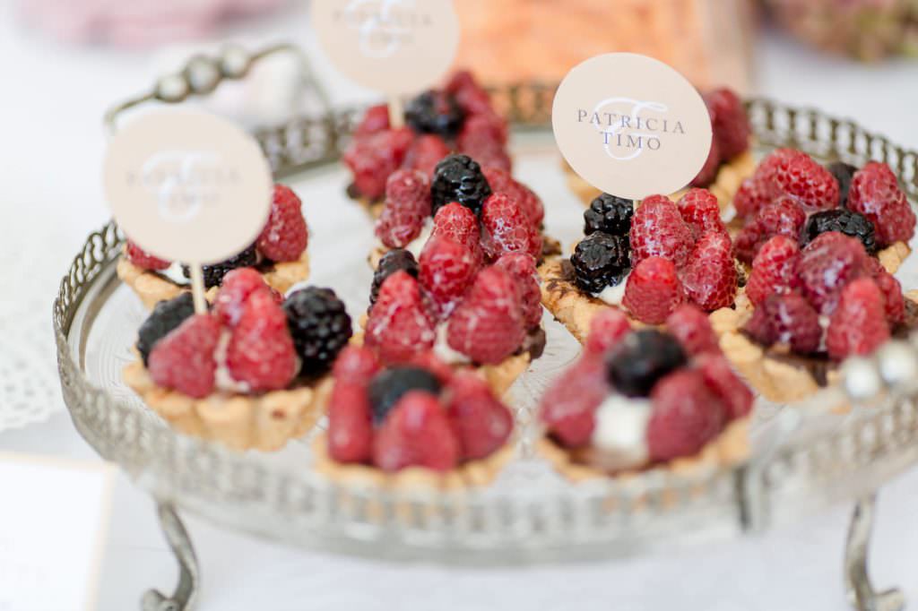 Sweet Candy Table Hochzeit mit kleinen Fruchttörtchen