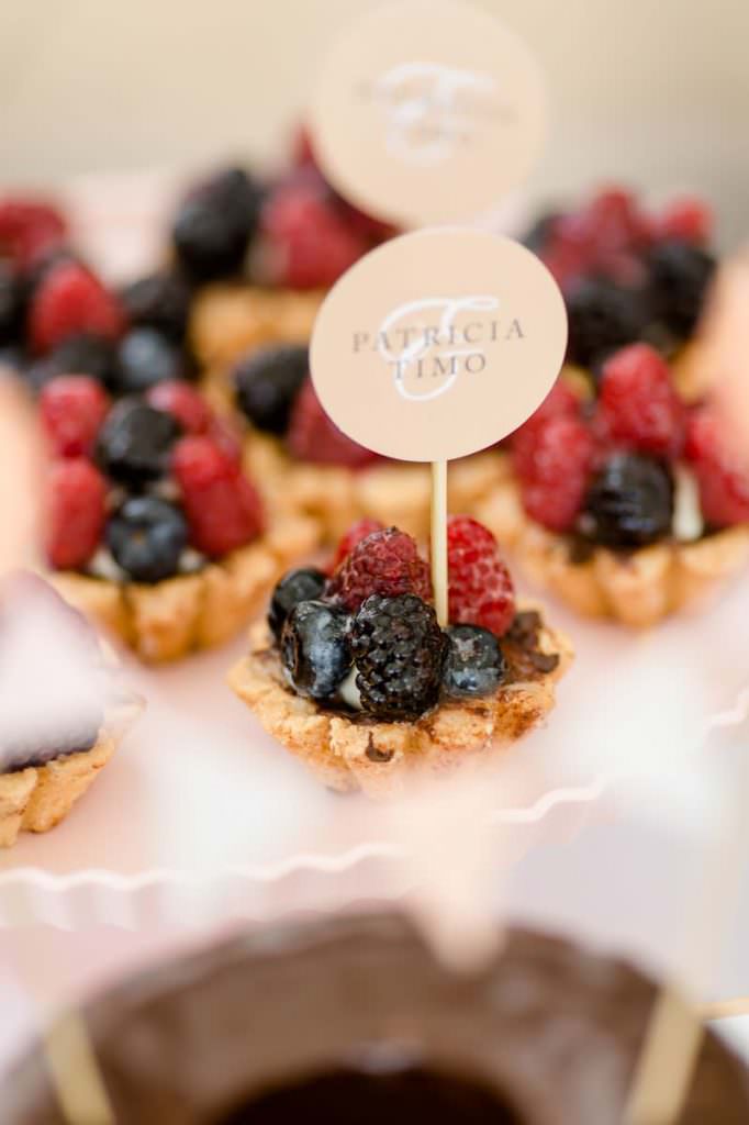 Fruchttörtchen mit Beeren auf dem Sweet Candy Table einer Hochzeit