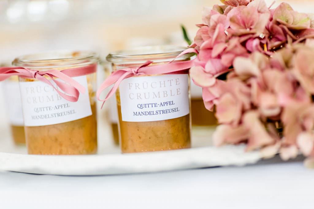 Hochzeitsidee: Sweet Candy Table mit Früchte Crumble im Glas