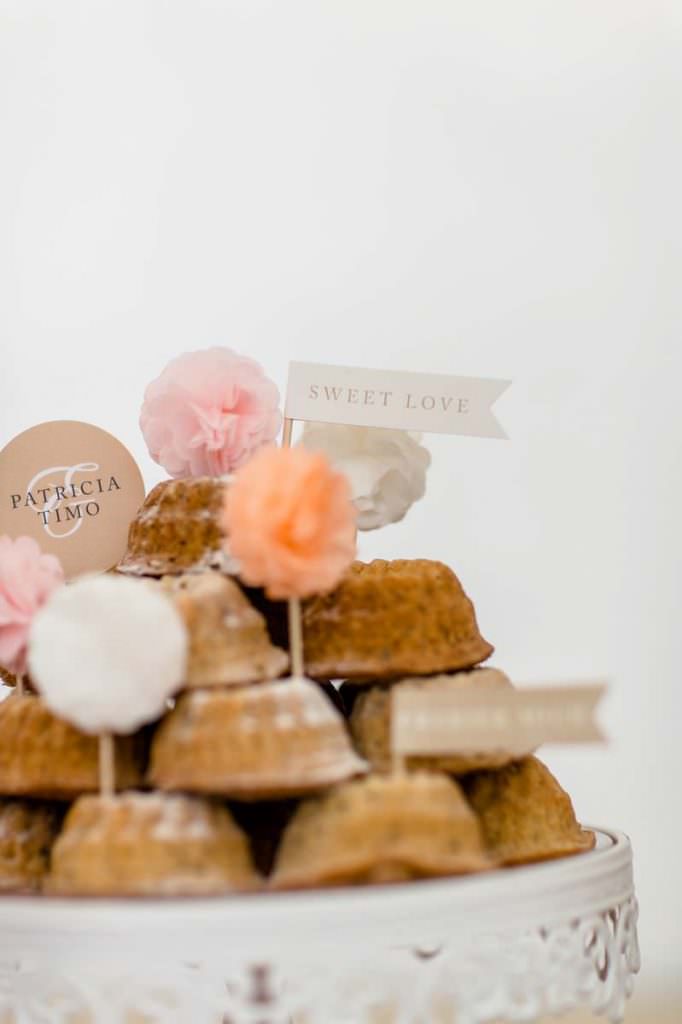 Mini Gugelhupf mit Toppern auf dem Sweet Candy Table einer Hochzeit