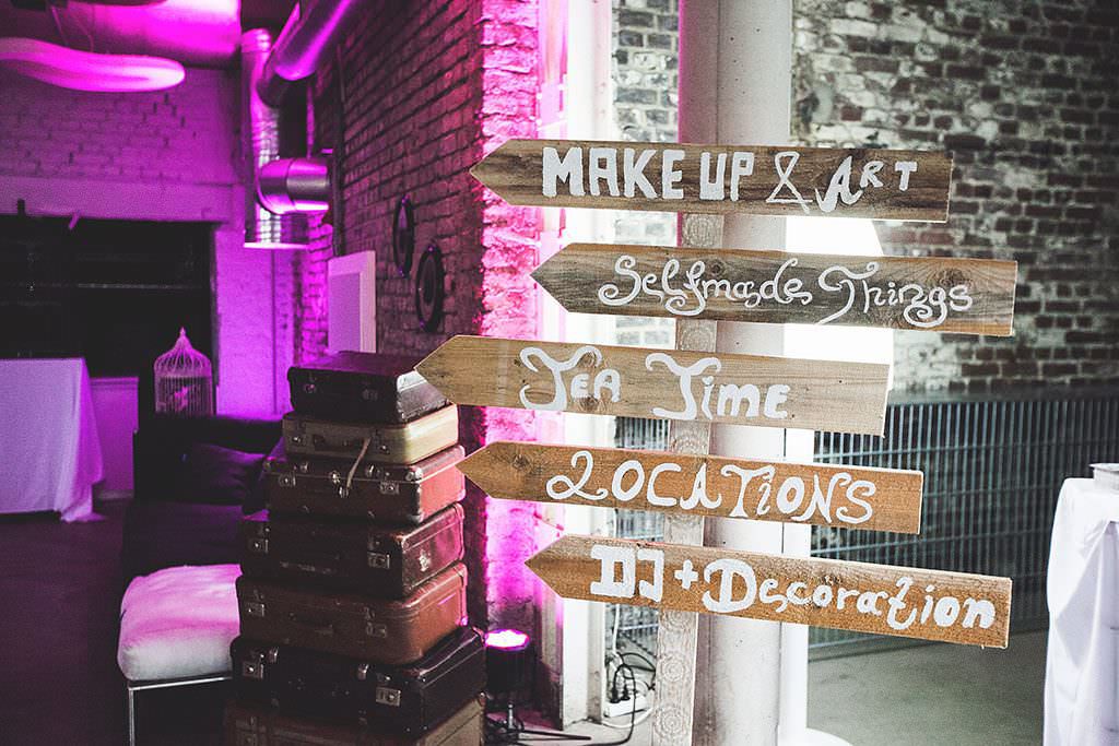 Holzschilder als Wegweiser auf der Vintage Wedding Hochzeitsmesse in Köln