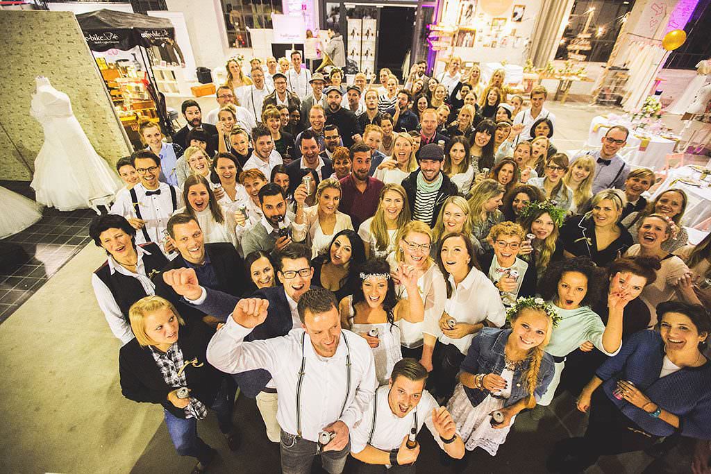 Gruppenfoto aller Aussteller der Vintage Wedding Hochzeitsmesse in Köln